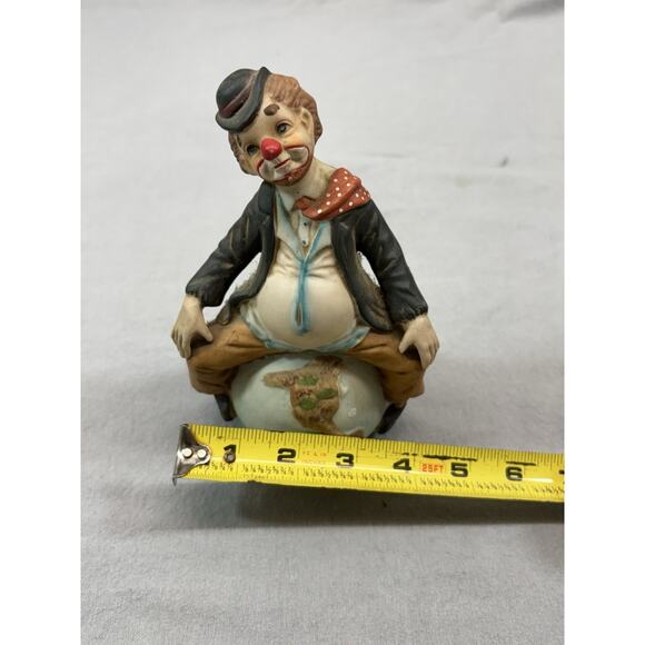 Bisque Porcelain Hobo Clown Figurine – Sitting on Top of the World Circus Decor - Picture 5 of 6